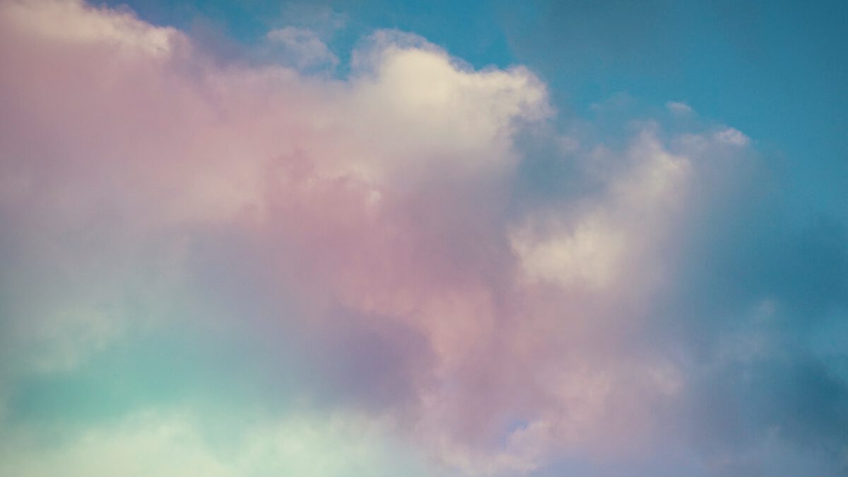 Blauer Himmel mit weißen und rosa Wolken