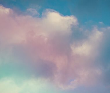 Blauer Himmel mit weißen und rosa Wolken